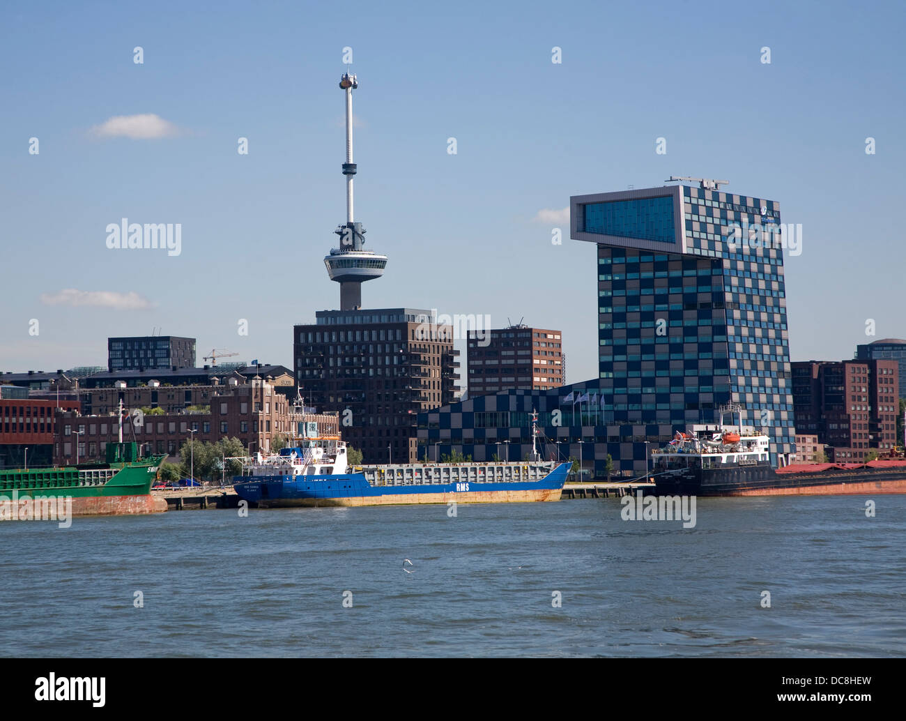 Voyage Meuse Port de Rotterdam Pays-Bas - barges transportant des cargaisons en vrac à travers le centre ville Banque D'Images Voyage Meuse Port de Rotterdam Pays-Bas - barges transportant des cargaisons en vrac à travers le centre ville Banque D'Images
