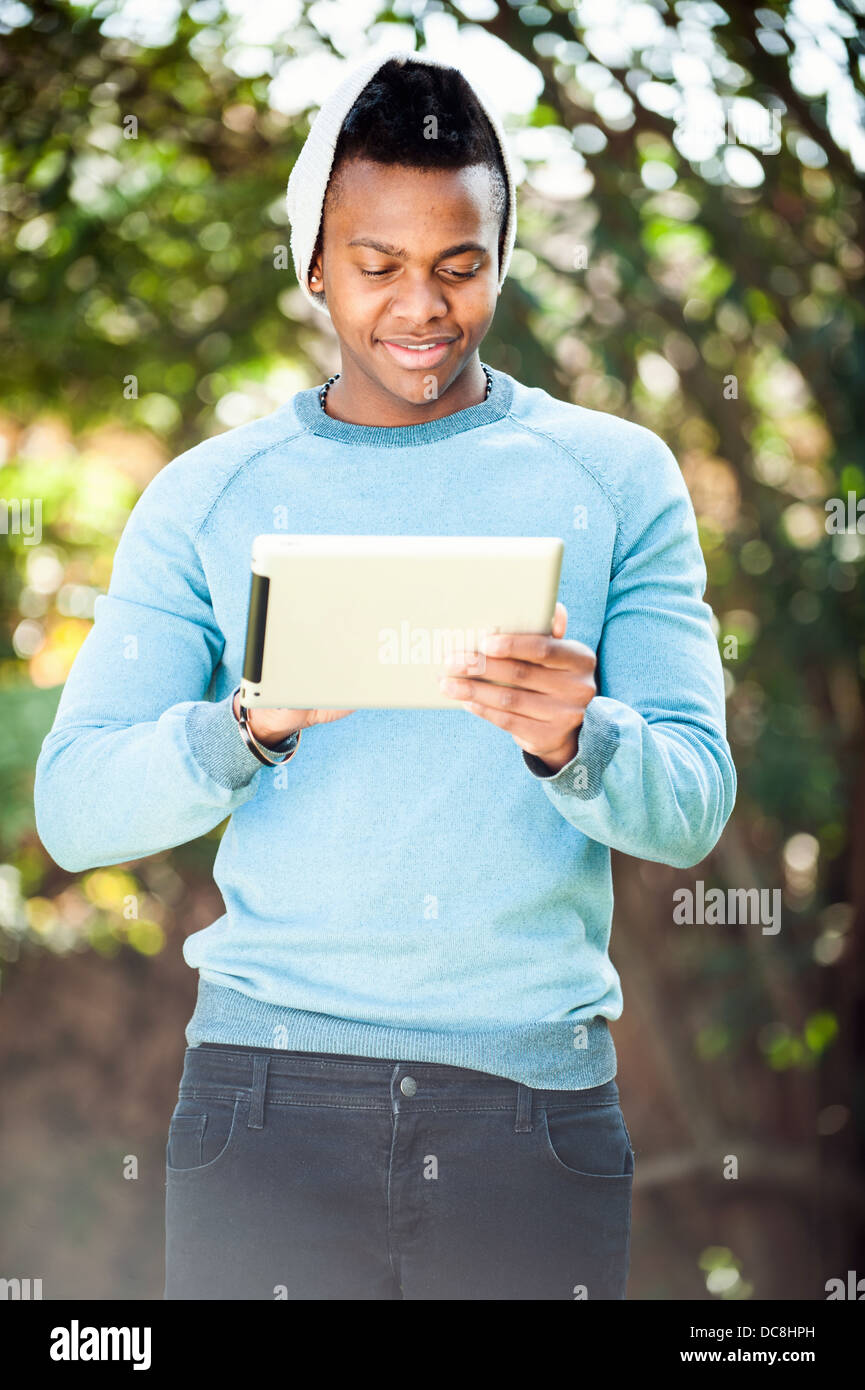 Jeune homme sur une tablette numérique Banque D'Images