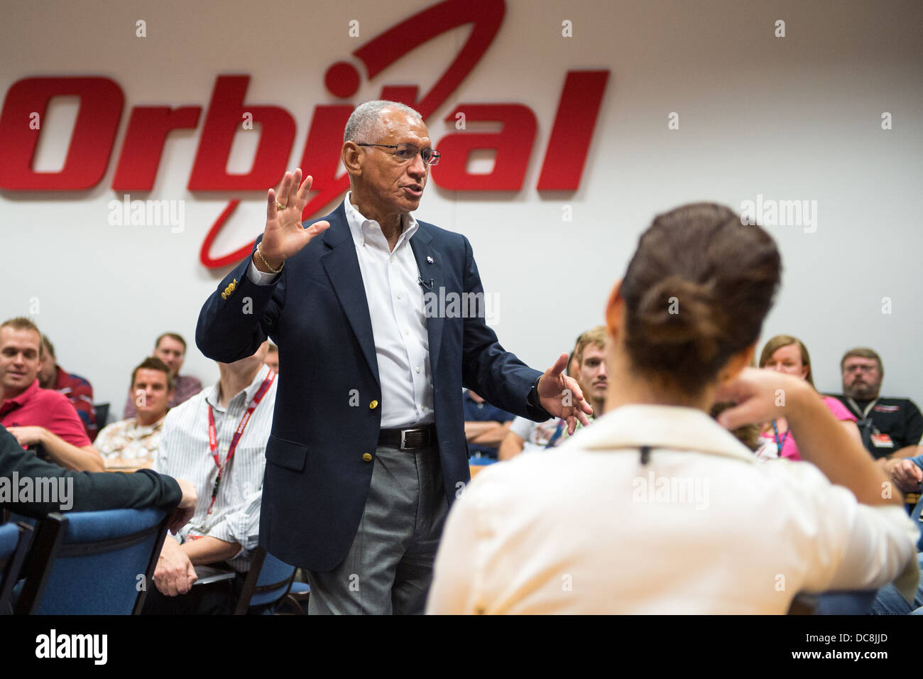 L'administrateur de la NASA Charles Bolden parle avec Orbital Sciences Corporation employés après la visite de l'Observatoire en orbite le satellite 2 carbone à l'usine orbitale le 9 août 2013 à Gilbert, AZ. Banque D'Images