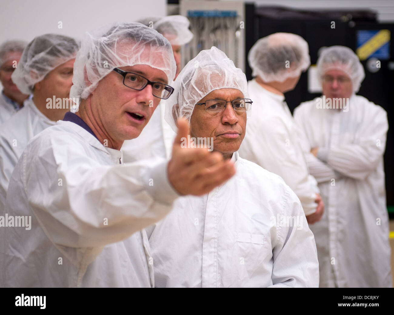 L'administrateur de la NASA Charles Bolden, droite, écoute, Tom Jones à Orbital Sciences Corporation parle de l'Observatoire 2 chaînes de carbone en orbite dans une chambre propre à l'installation orbitale le 9 août 2013 à Gilbert, AZ. Banque D'Images