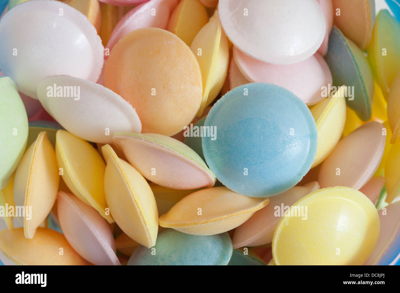 Soucoupe ou sorbet OVNI rempli de bonbons Banque D'Images