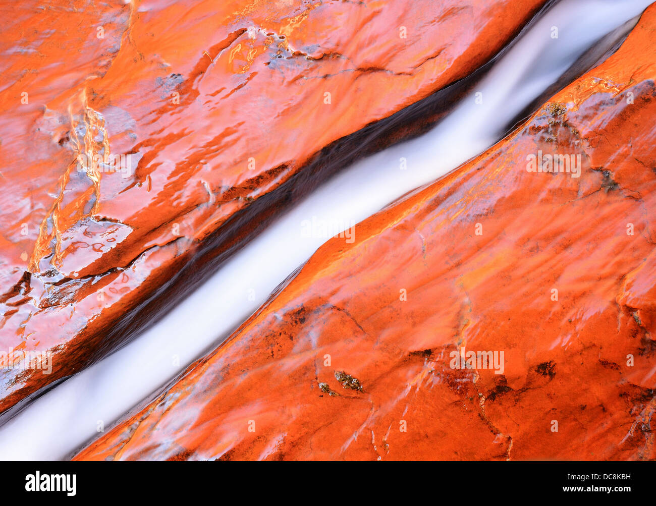 L'eau coule à travers une fissure dans Zion National Park, Utah, USA près du métro Canyon Banque D'Images