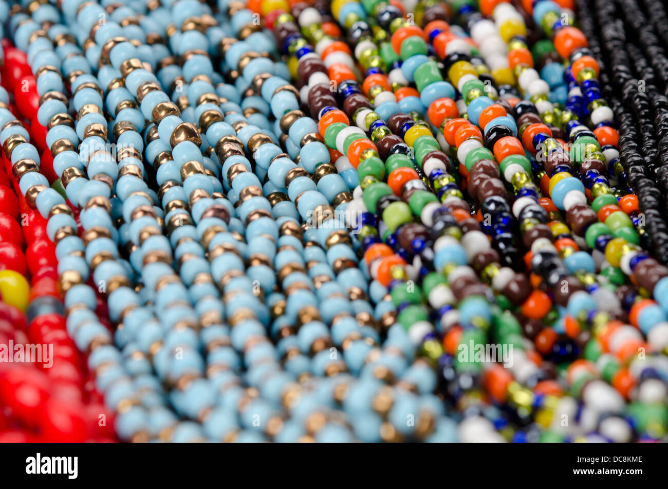 L'Équateur, Quito, Marché artisanal d'Otavalo. Colliers en perles de verre colorées typiques. Banque D'Images