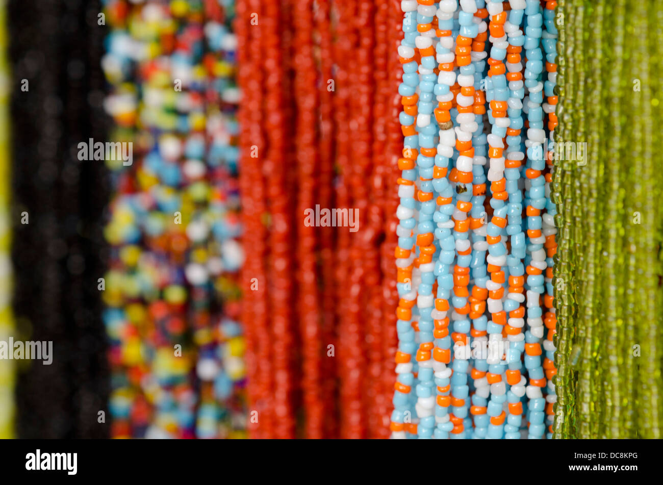 L'Équateur, Quito, Marché artisanal d'Otavalo. Colliers en perles de verre colorées typiques. Banque D'Images