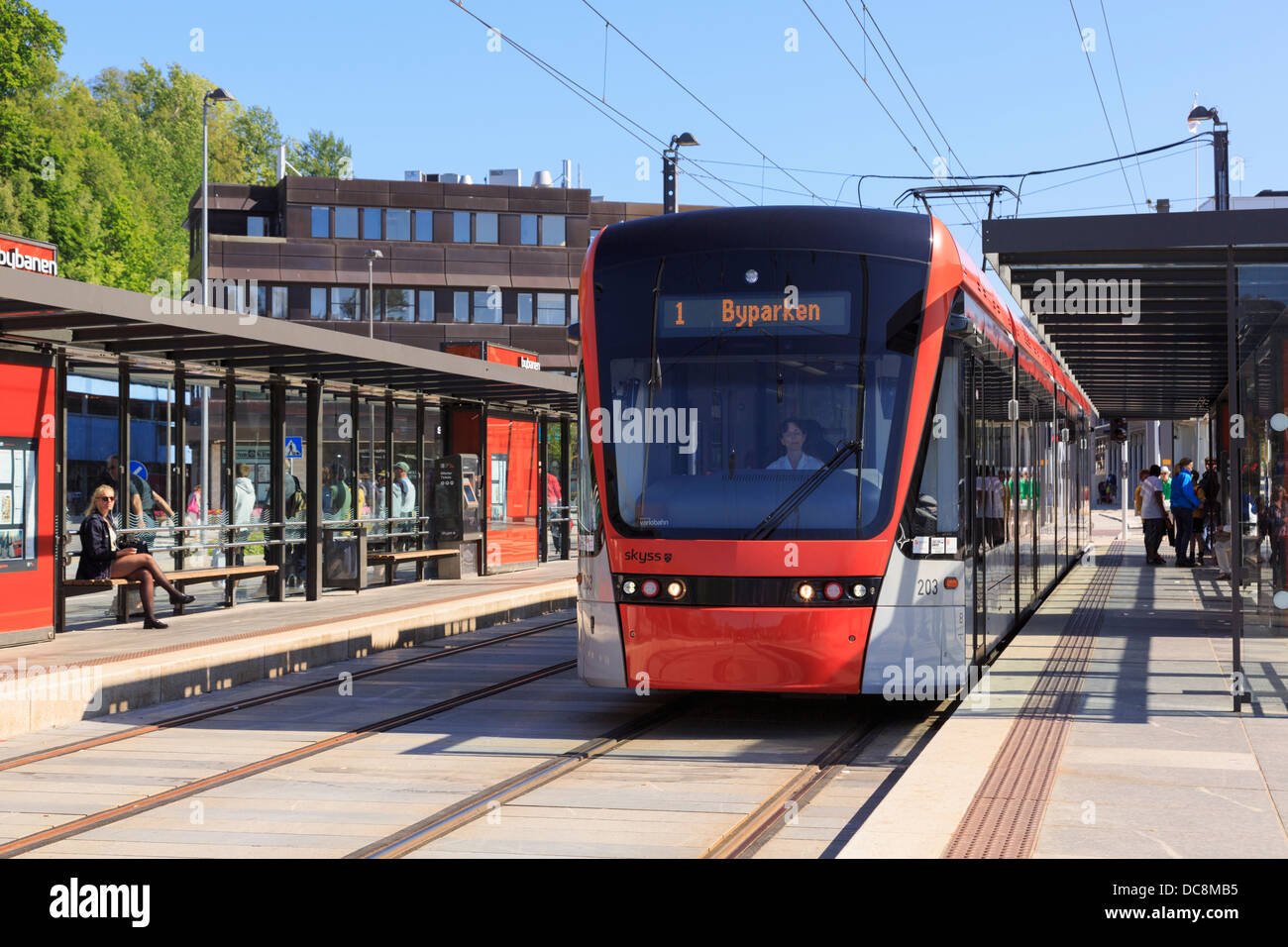 Nouveau Bergen Light Rail Tram en station. Nesttun, Bergen, Hordaland, Norvège, Scandinavie Banque D'Images