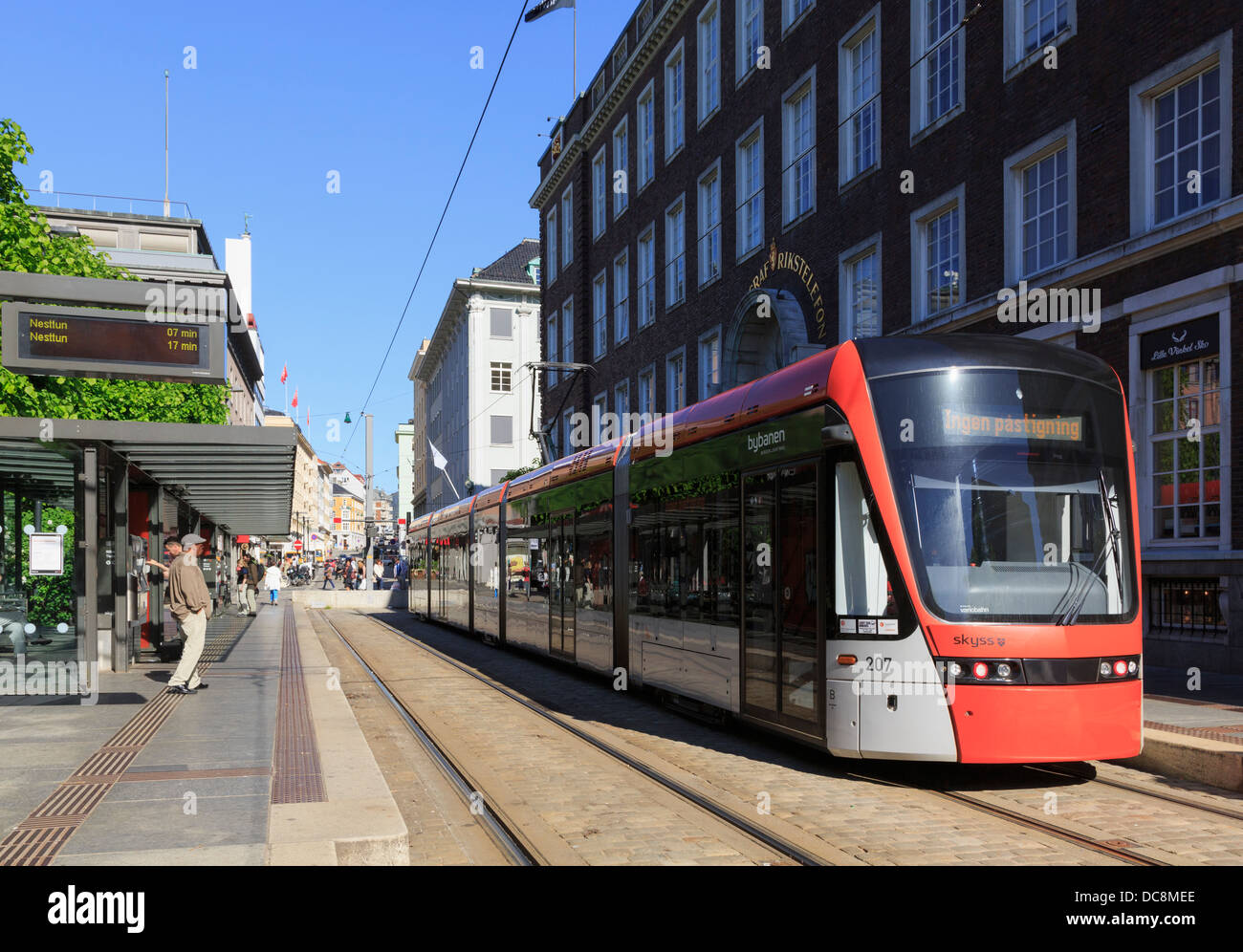Nouveau Bergen Light Rail tram en centre ville gare terminus. Byparken Bergen, Hordaland, Norvège, Scandinavie Banque D'Images