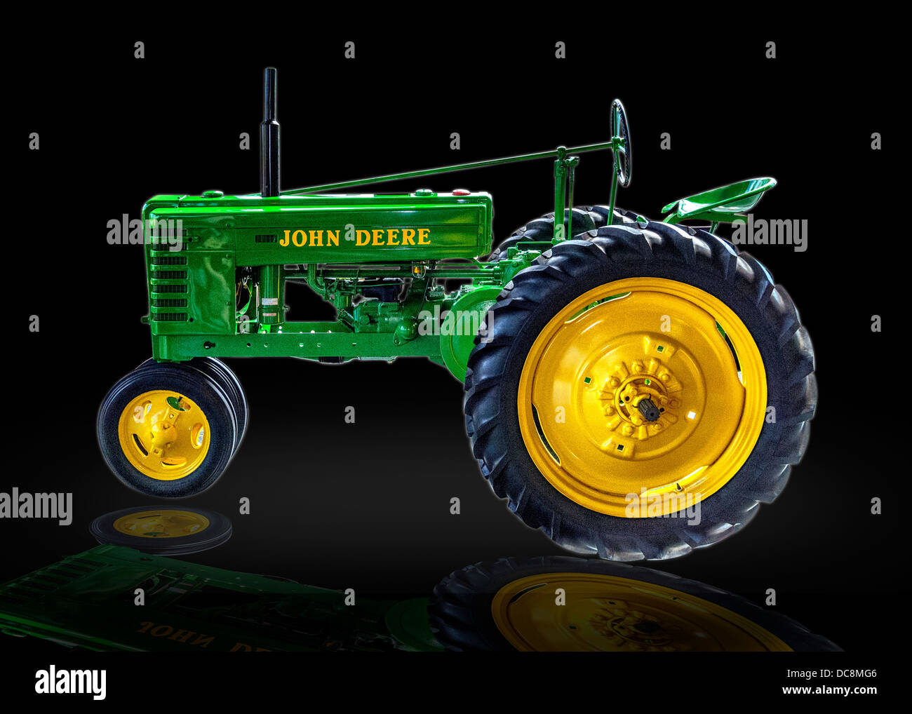 Une vue de côté sur un modèle John Deere un tracteur agricole knockout sur fond noir Banque D'Images