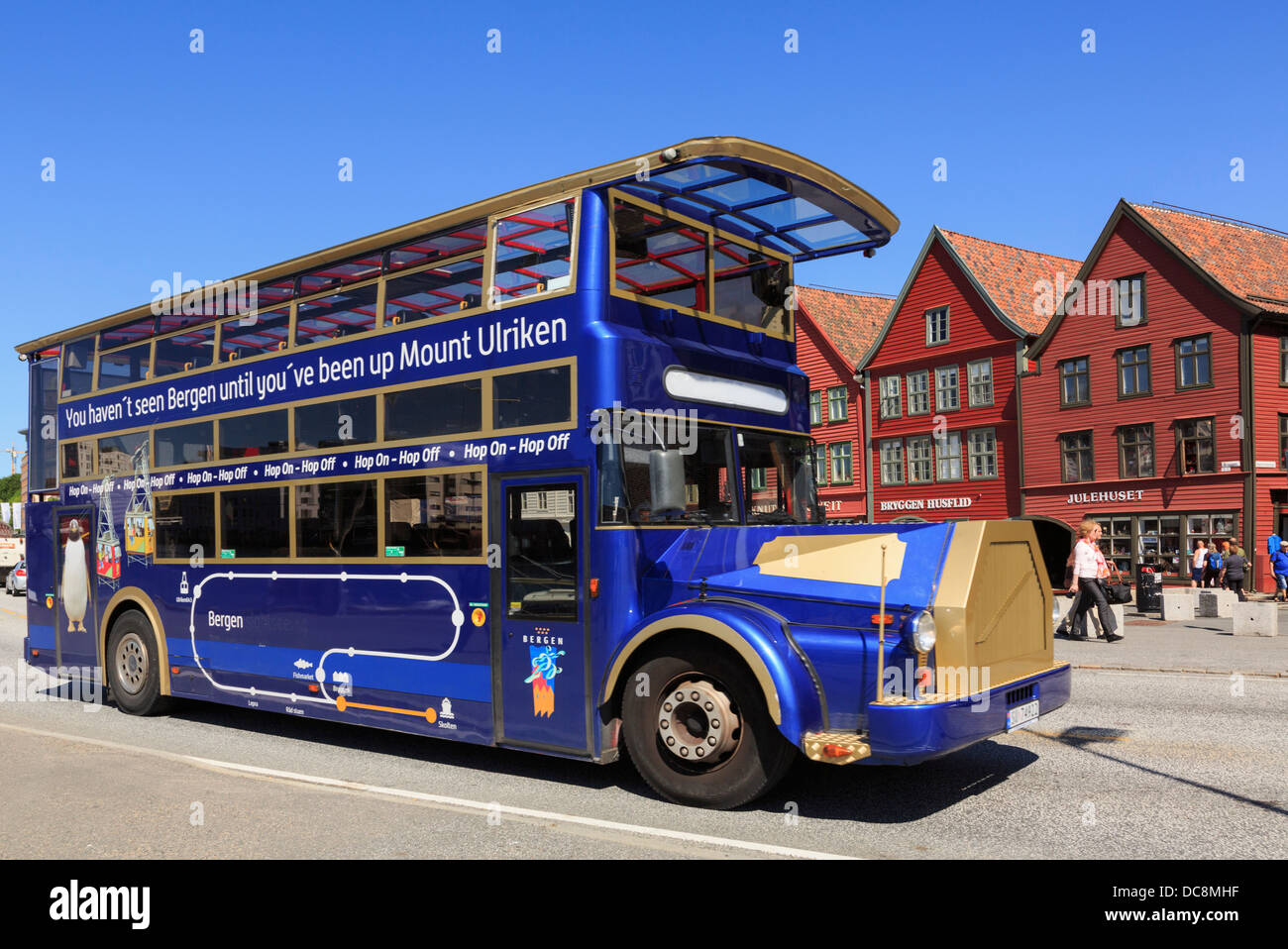 Visite des touristes Vintage Hop On Hop Off bus dans Bryggen, Bergen, Hordaland, Norvège, Scandinavie Banque D'Images