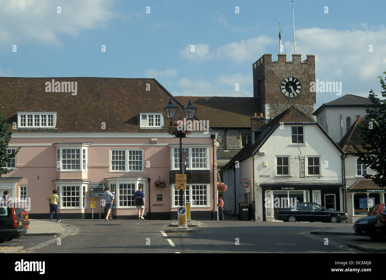 St Johns Parish Church et du centre du village de New Alresford, Hampshire, Angleterre Banque D'Images