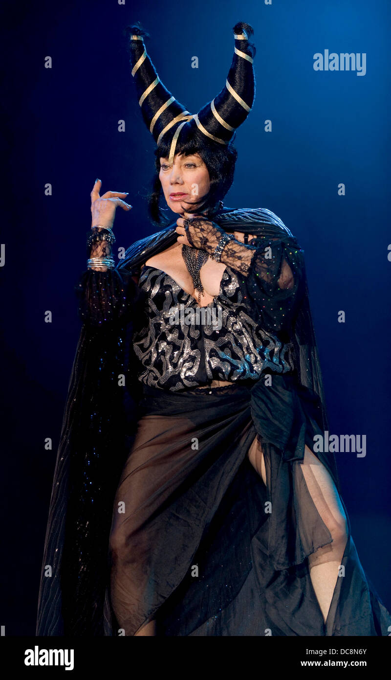 Icône culte Haji, mieux connue pour son rôle dans 1965&# 8242;s plus rapides, Pussycat ! Kill Kill !, est décédé à l'âge de 67 ans. Naissance Barbarella Catton, Haji a été découverte par Russ Meyer Directeur de minou tout en travaillant comme une danseuse exotique. Elle a joué dans quatre autres de ses films de sexploitation et a continué à travailler jusqu'à 2003&# 8242;s Killer Drag Queens sur la drogue. Sur la photo : June 03, 2011 - Las Vegas, NV, USA - Haji, co-star de "Faster, Pussycat ! Tuer ! Kill !" se produit à la 54e réunion annuelle au cours de la Vitrine Burlesque Burlesque Hall of Fame Weekend.(Image Crédit : © Brian Cahn/ZUMAPRESS.com) Banque D'Images