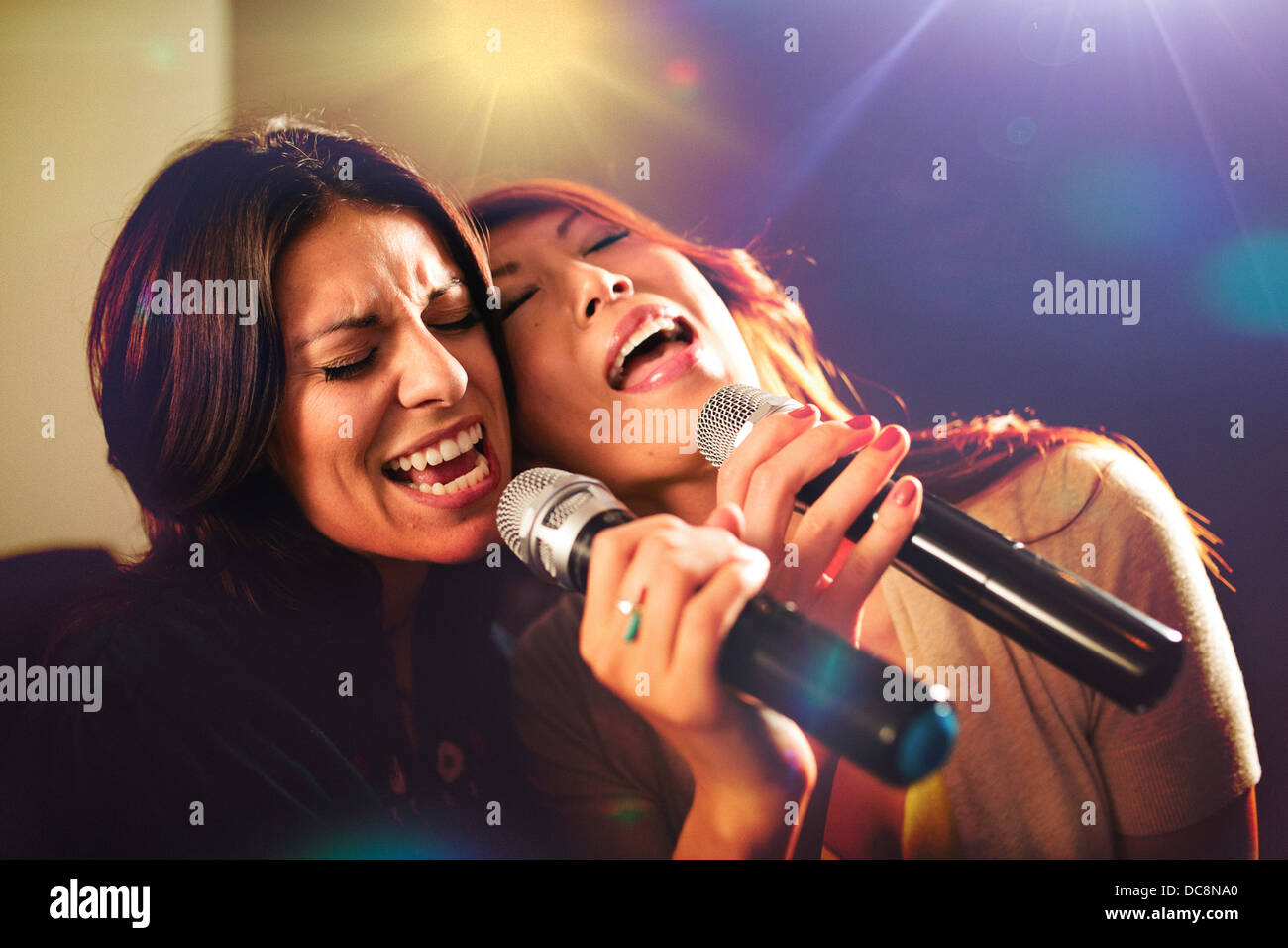 Deux femmes chantant karaoké. Banque D'Images