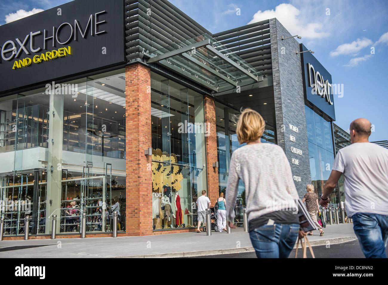 La maison et le jardin , Camberley, 560 London Rd GU15 3XF . Site appartenant à British Land automate. l'extérieur de la ville magasins sont un combo r Banque D'Images