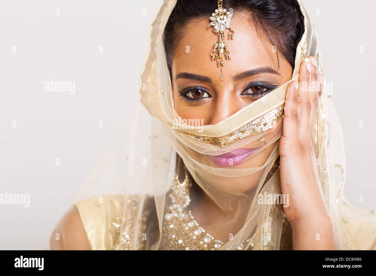 Magnifique portrait de femme indienne en sari couvrant son visage costume Banque D'Images