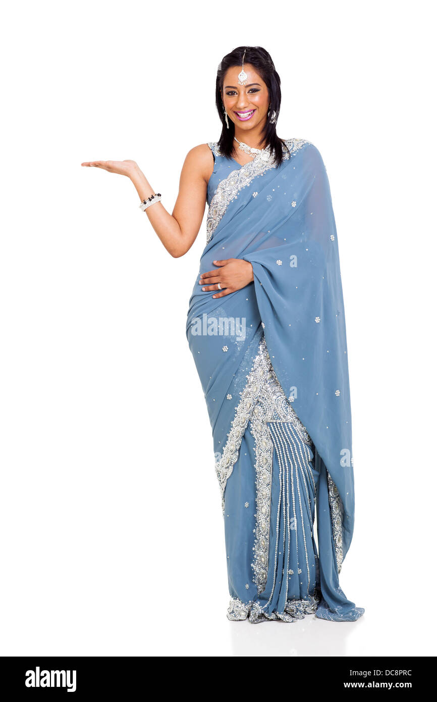 Cheerful woman wearing sari présentation isolated on white Banque D'Images