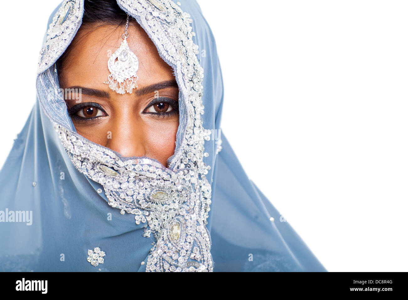 Femme indienne en sari traditionnel couvrant son visage avec voile Banque D'Images