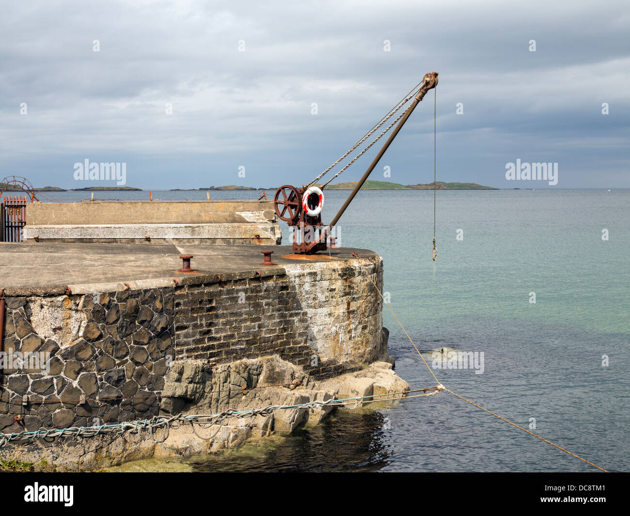 Vue d'un vieux port avec treuil de chargement Banque D'Images