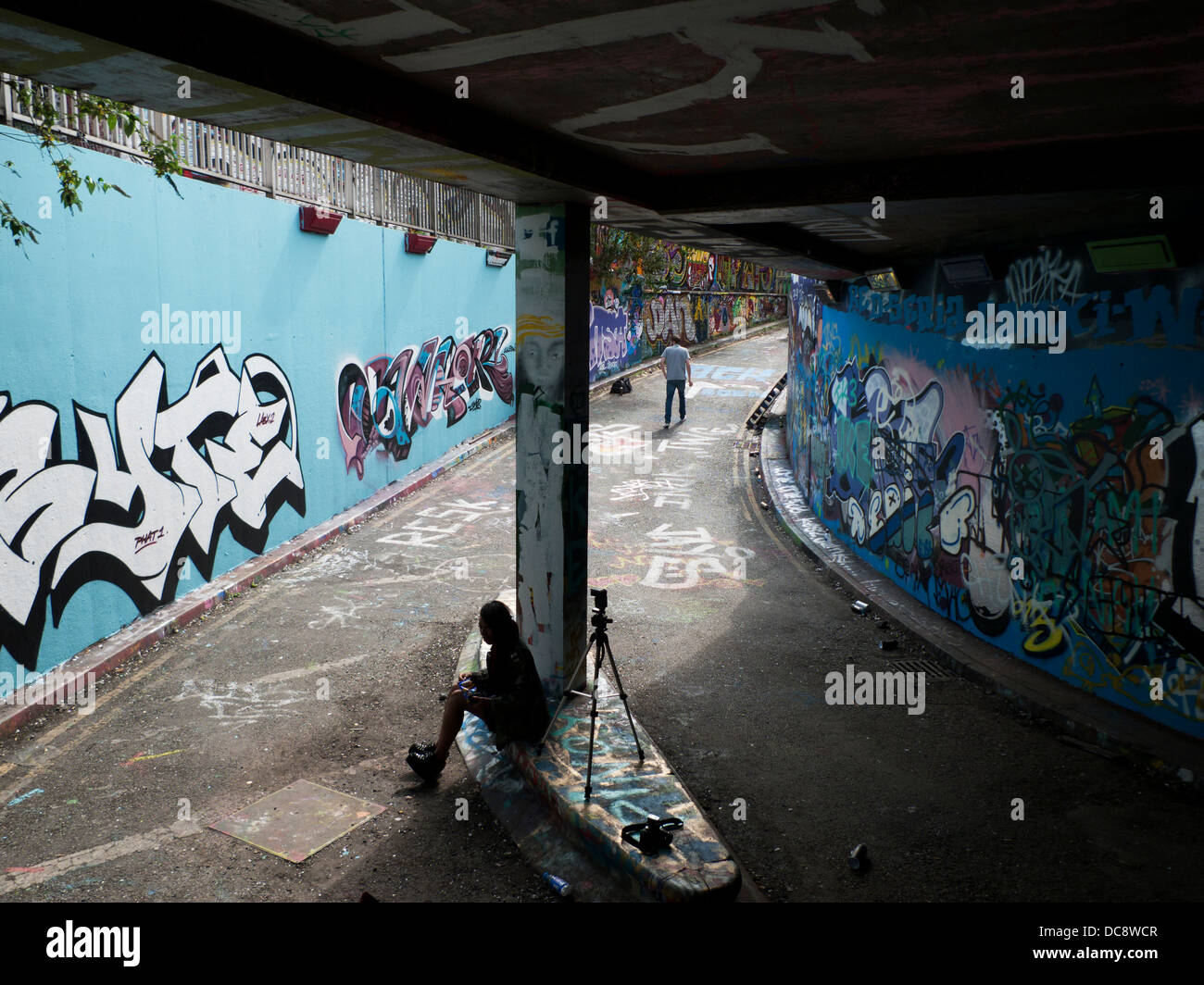 Les gens dans la rue Graffiti, Leake Tunnel Lambeth London England UK KATHY DEWITT Banque D'Images