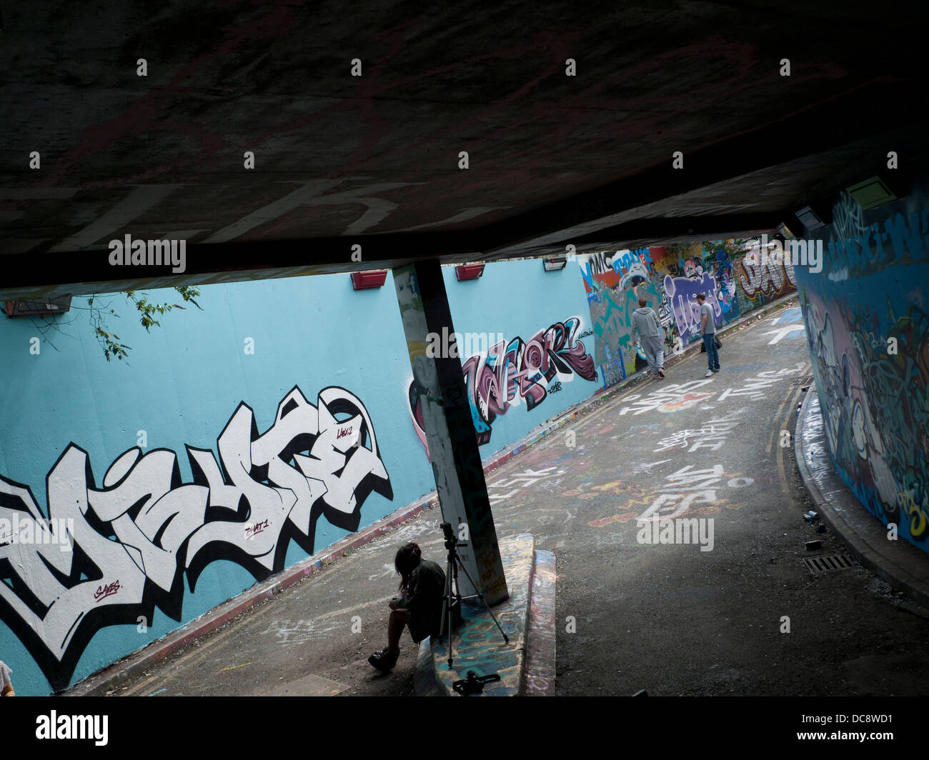 Les artistes travaillant sur mur dans Leake Street Graffiti Tunnel, Lambeth London England UK Banque D'Images