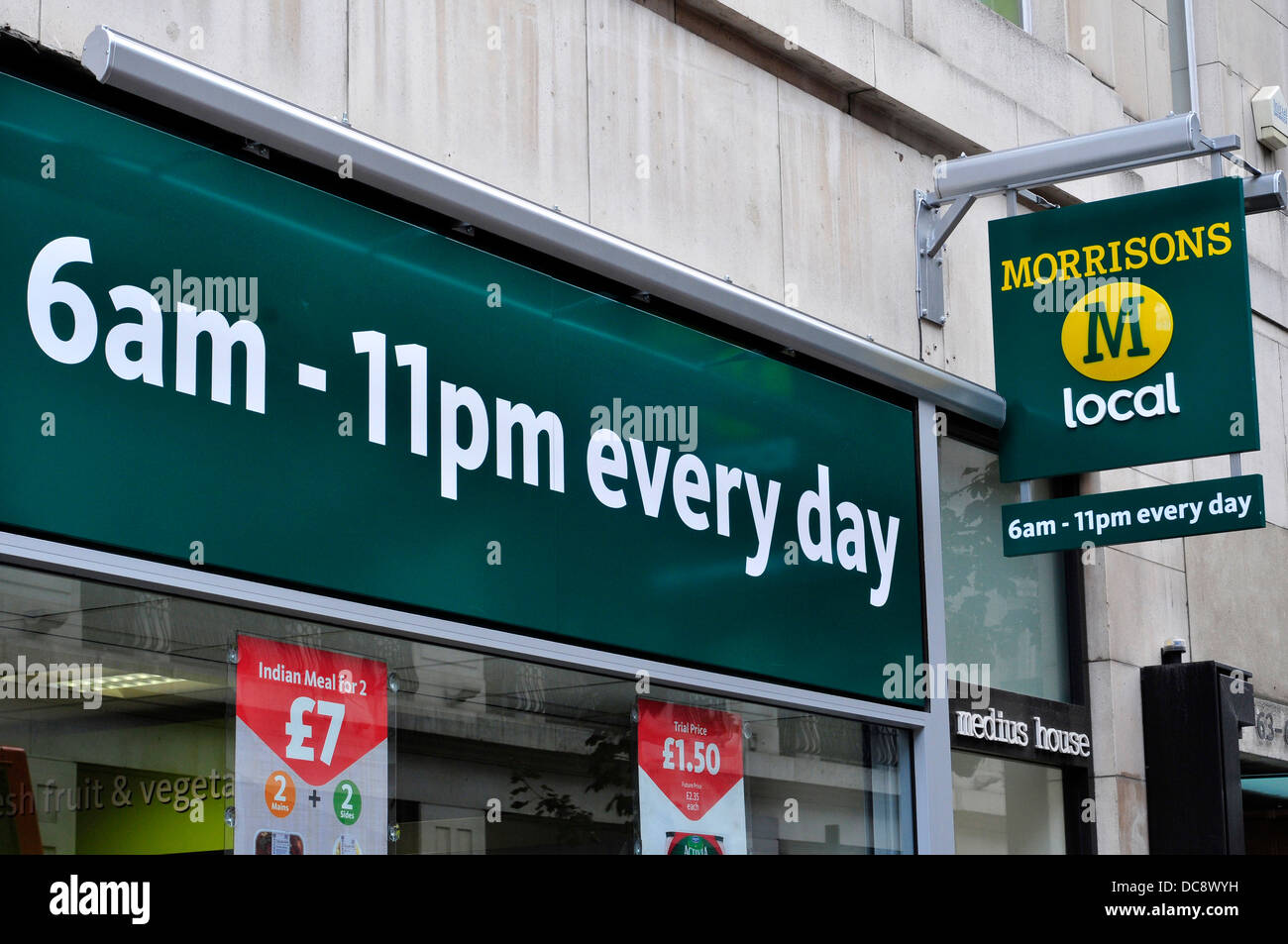 Supermarché Morrisons sign in central London, UK Banque D'Images