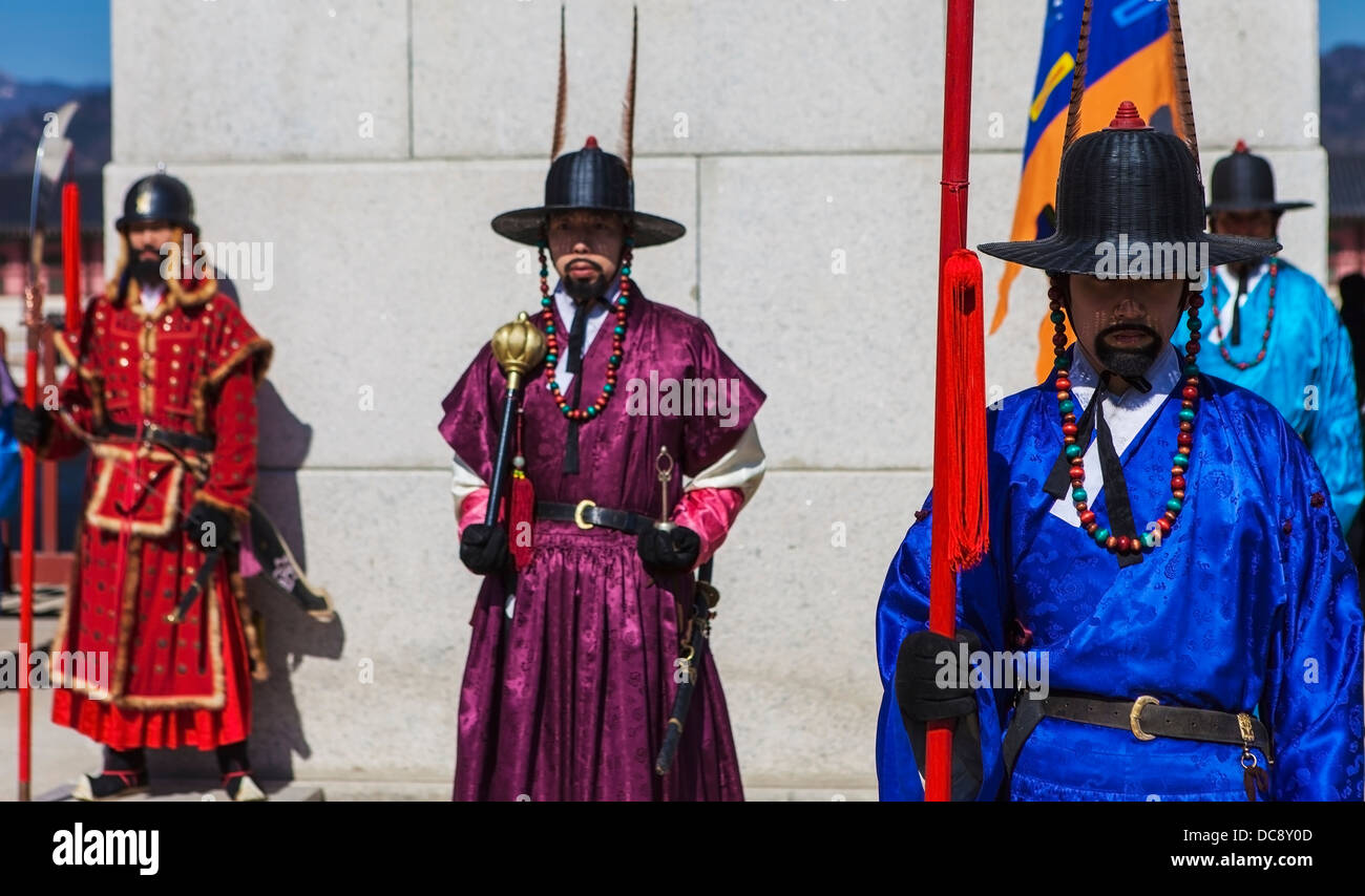 Trois gardes se montre lors de la Garde de cérémonie à changer ; Gyeongbokgung Seoul, Corée du Sud Banque D'Images