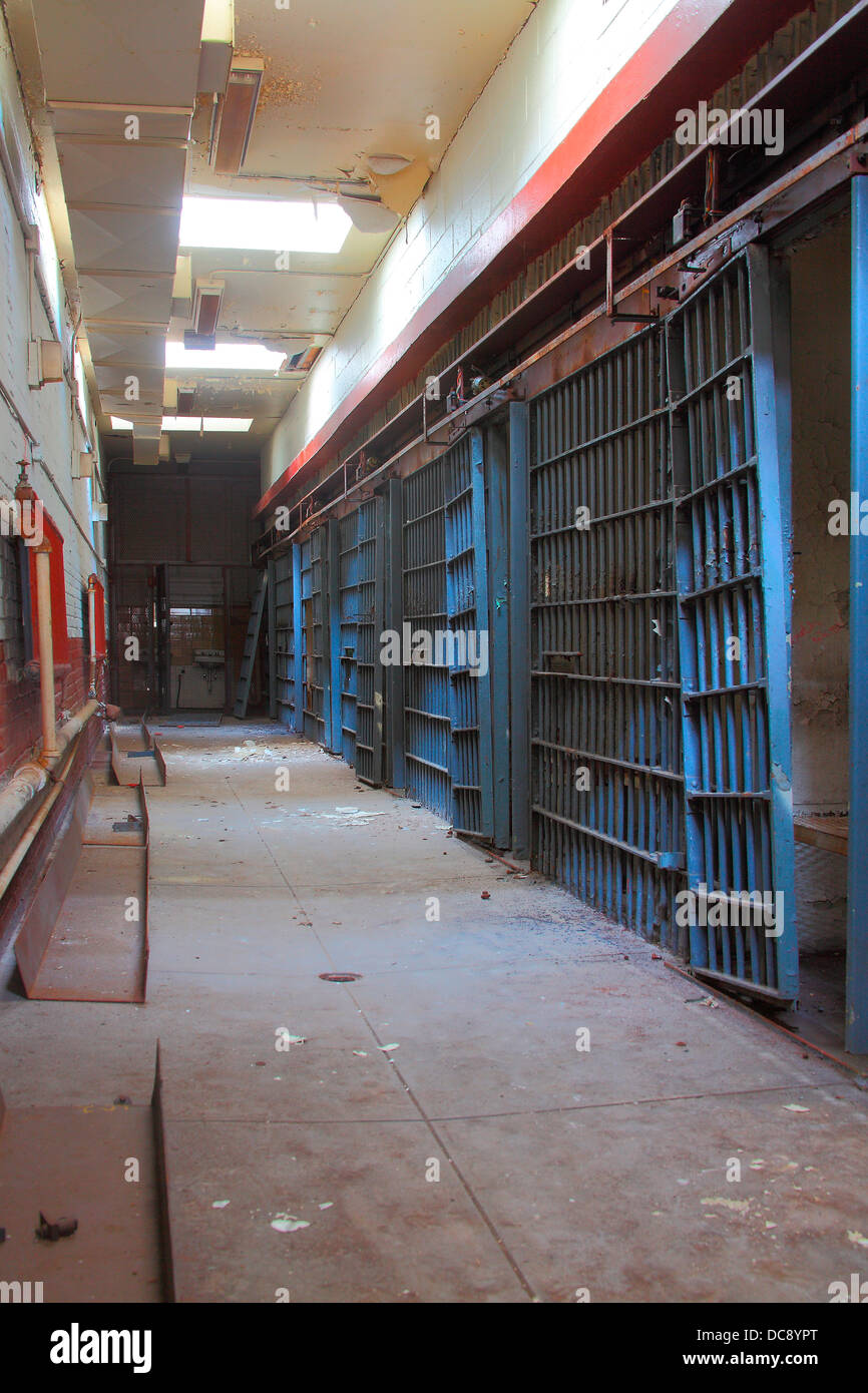 Cell Block couloir de l'ancien ministère des Services correctionnels de Washington DC Charlotte Max. Prison de sécurité situé dans la ville de Cleburne VA Banque D'Images