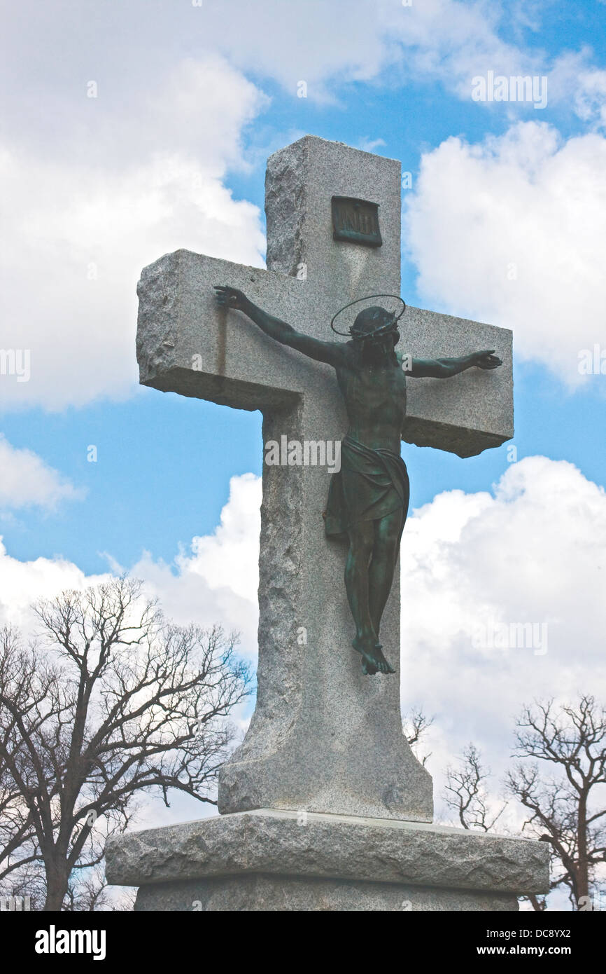 Jésus Christ sur une croix au cimetière Mount Olivet historique à Washington, DC. Banque D'Images