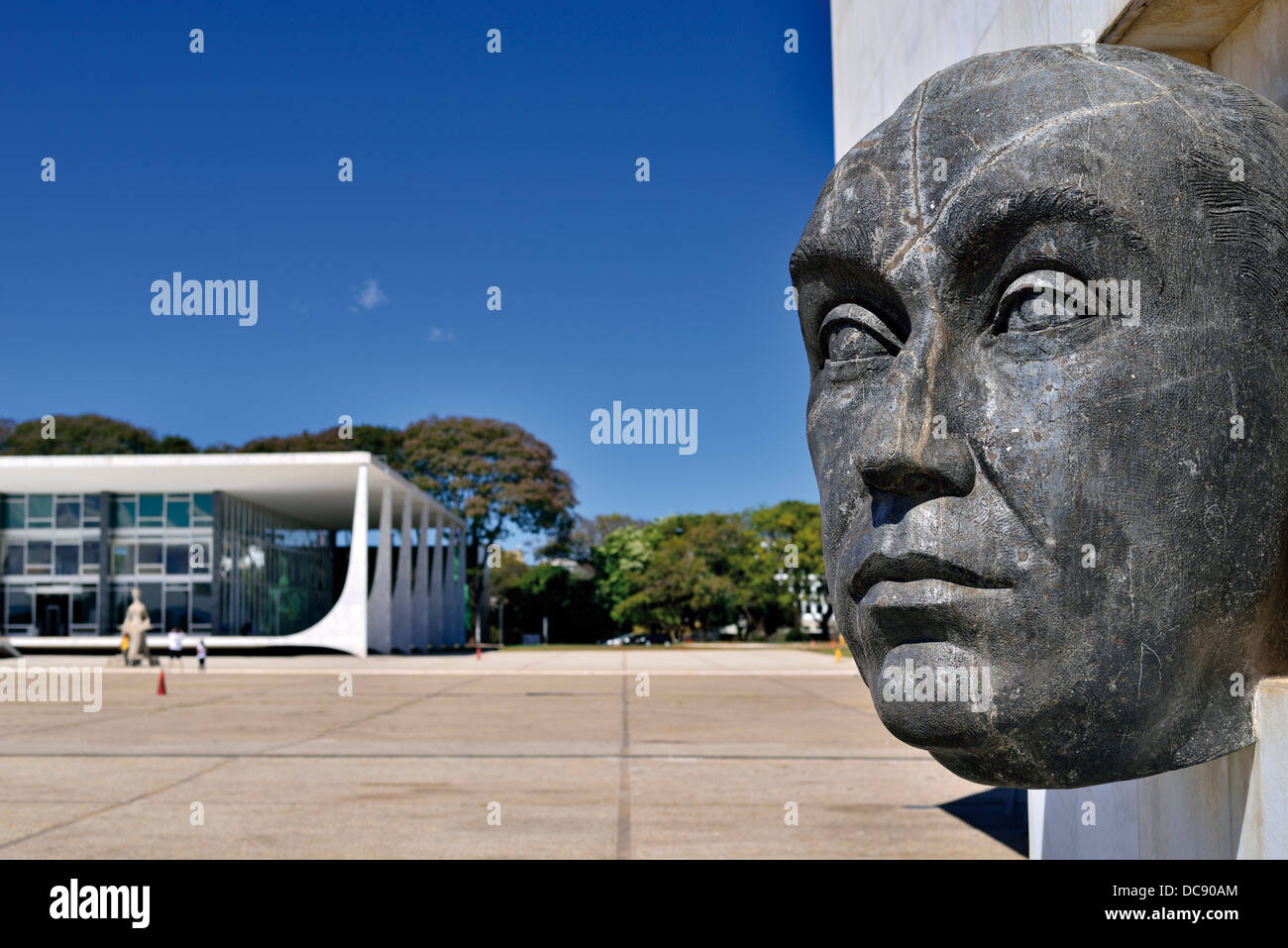 Brésil, Brasilia : buste en l'hommage de l'initiateur et fondateur de la capitale brésilienne Brasilia à la Praca dos Tres Poderes Square Banque D'Images