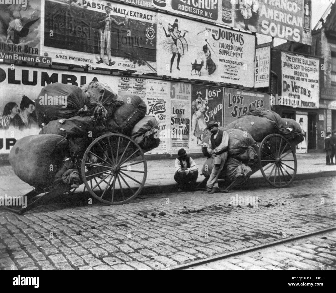 Deux chariots de chiffon, New York City, vers 1896 Banque D'Images