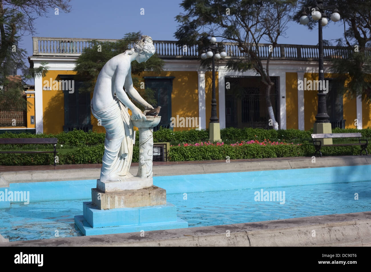 La statue de Danaide avec un pigeon dans la fontaine du Parque municipal dans le quartier de Barranco, Lima, Pérou Banque D'Images