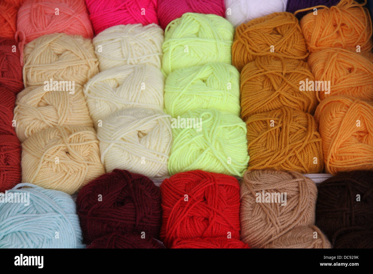 Boules colorées du coton et de la laine à vendre au marché des tailleurs Banque D'Images