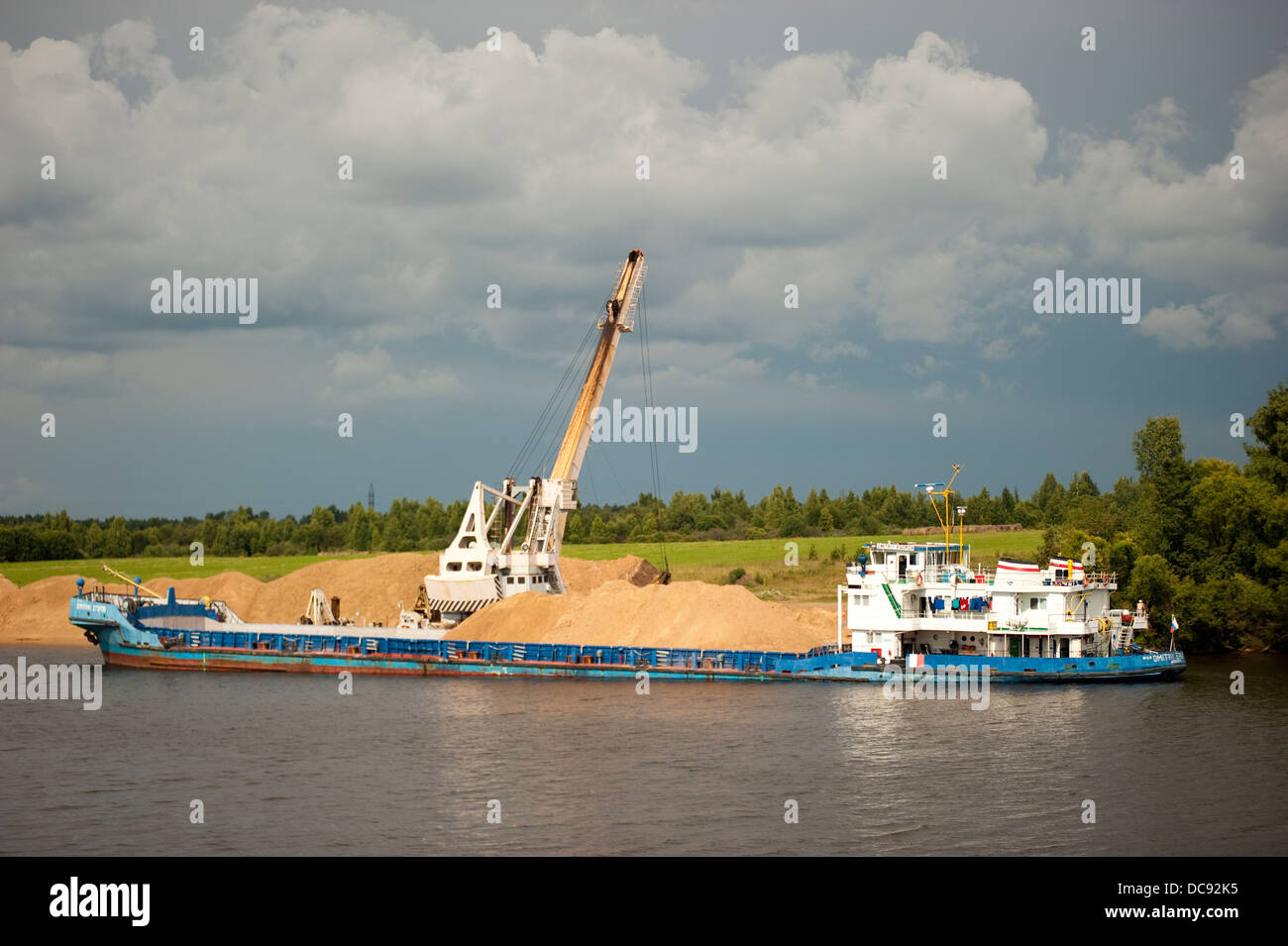 Cargo chargé par le sable le long de la rivière Volga Russie Banque D'Images