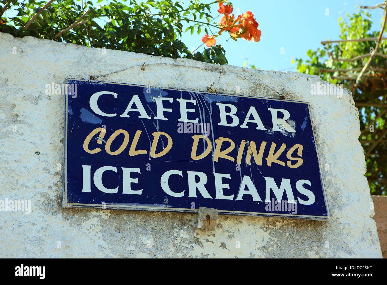 Cafe Bar signe en Grèce montrant qu'elles servent également des boissons froides et des glaces Banque D'Images
