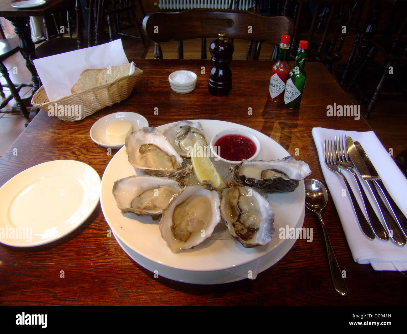 Assiette d'huîtres, prête pour la dégustation. Banque D'Images