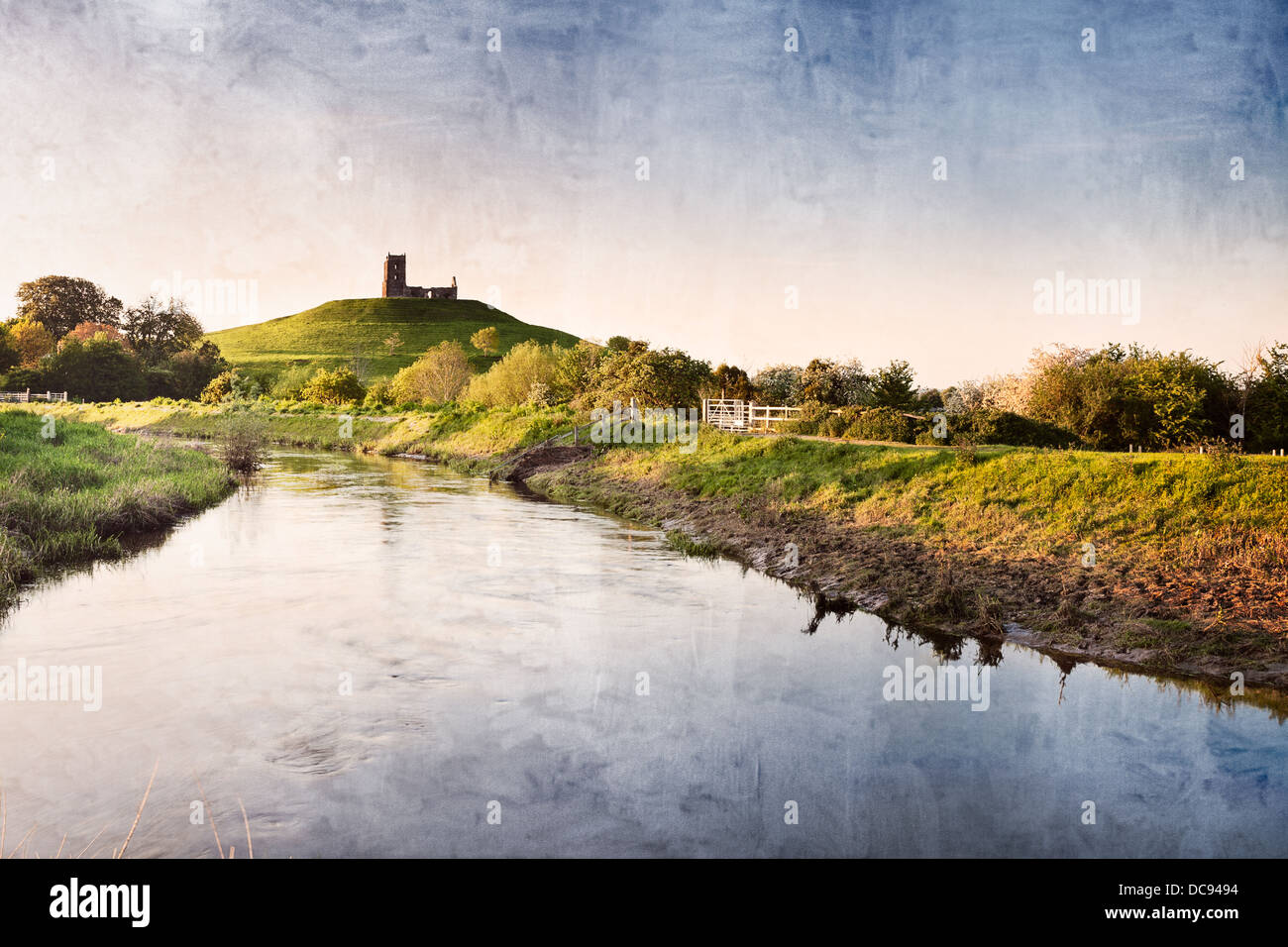 Photographie de paysage Burrow Mump sur Somerset Levels. La rivière est la rivière Parrett. Une texture a été ajoutée Banque D'Images