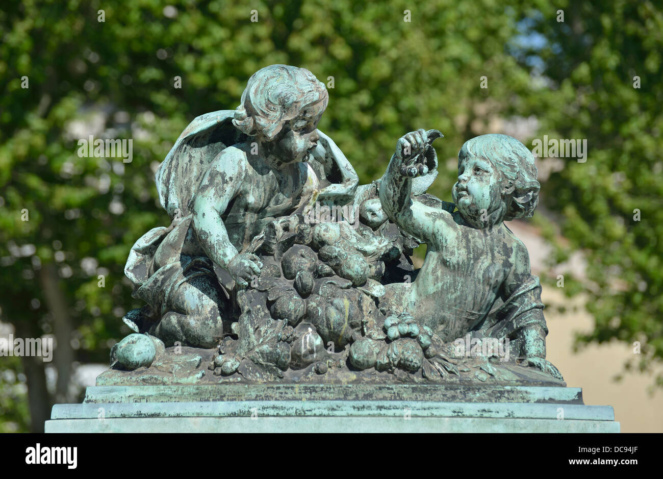 L'une des statues en face de la gare Saint-Charles, Marseille, France Banque D'Images