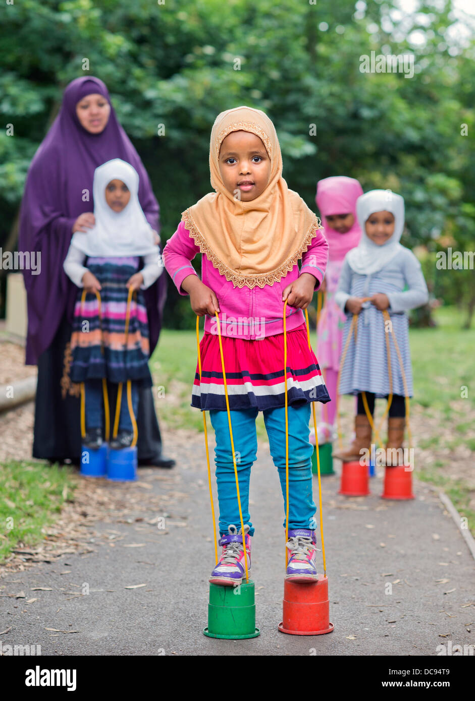 L'école maternelle Pauls et Children's Centre, Bristol UK - Les filles  jouant sur pilotis dans l'aire de jeux Photo Stock - Alamy