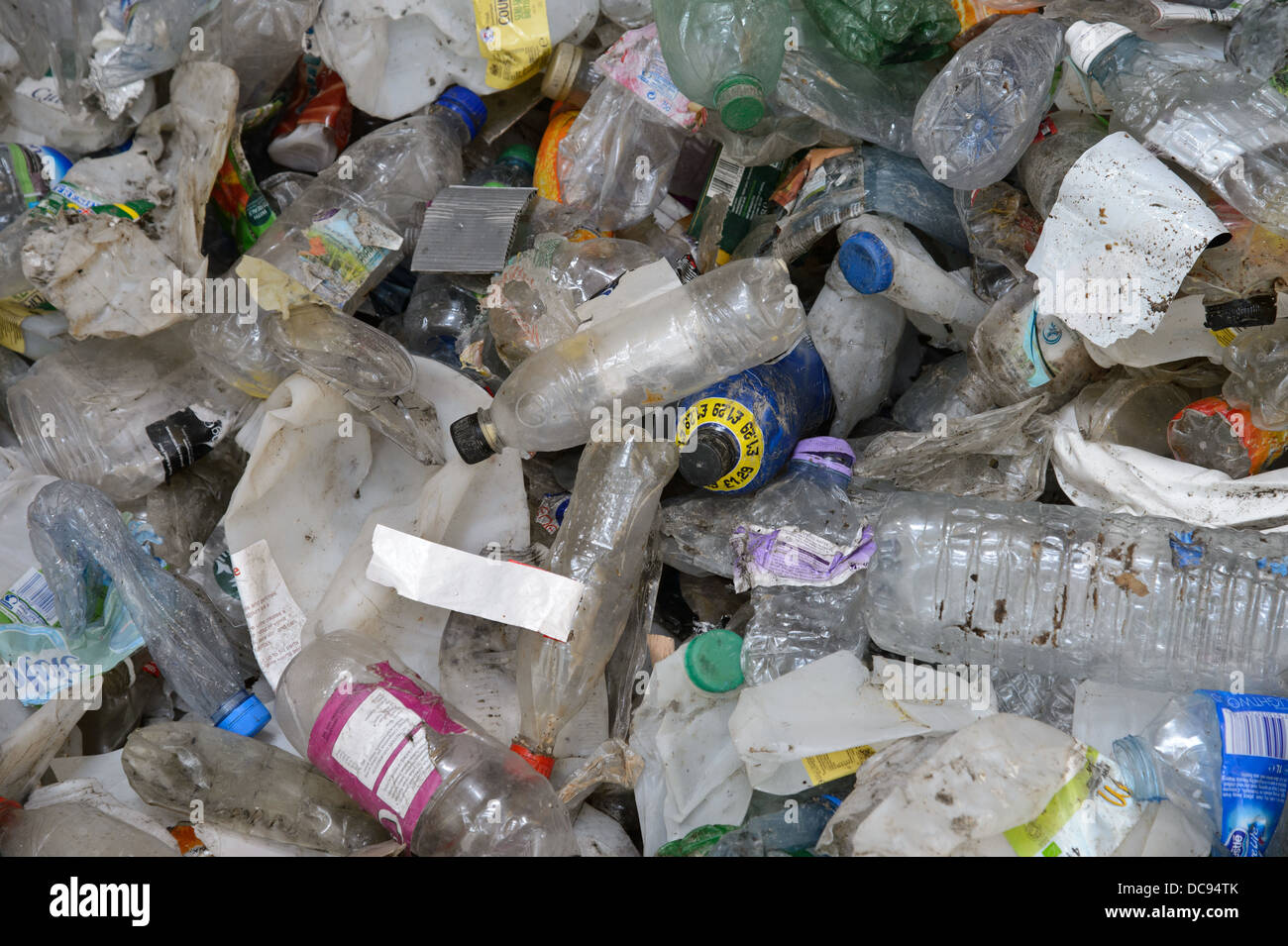 Des tas de bouteilles en plastique et autres déchets en plastique à une usine de recyclage des déchets dans les Midlands de l'Ouest. Banque D'Images