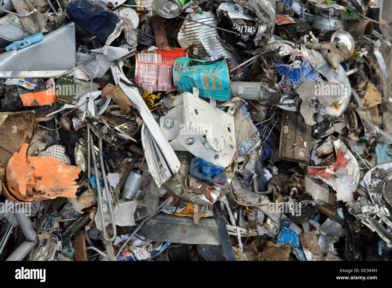 Des piles de déchets / déchets dans une usine de recyclage des déchets dans les West Midlands, Angleterre, Royaume-Uni. Banque D'Images