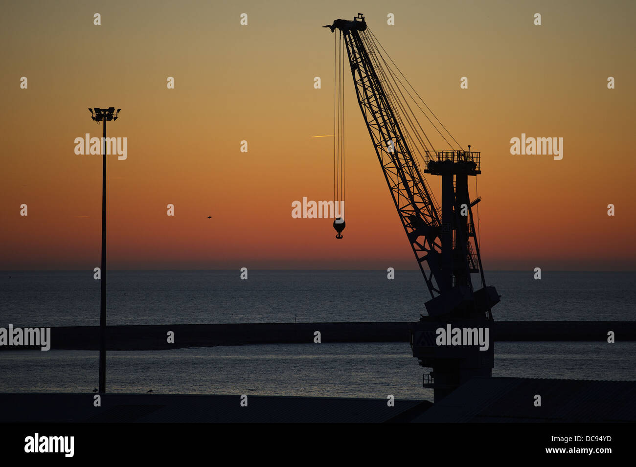 Grue dans le port de Livourne, le soir au crépuscule Banque D'Images