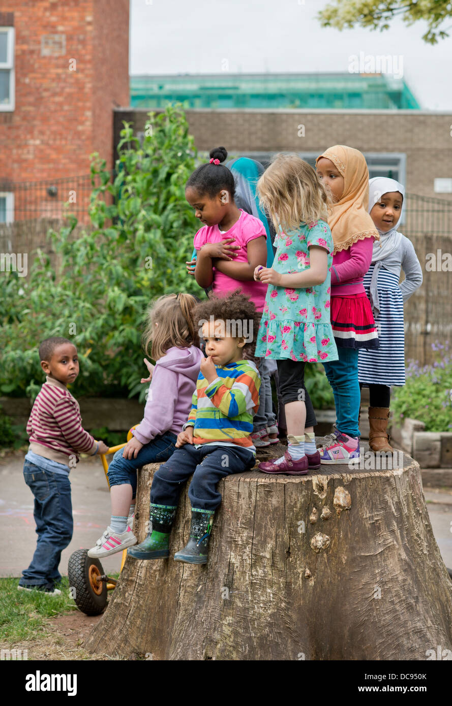 L'école maternelle Pauls et Children's Centre, Bristol UK - un groupe cosmopolite d'enfants dans l'aire de jeux. Banque D'Images