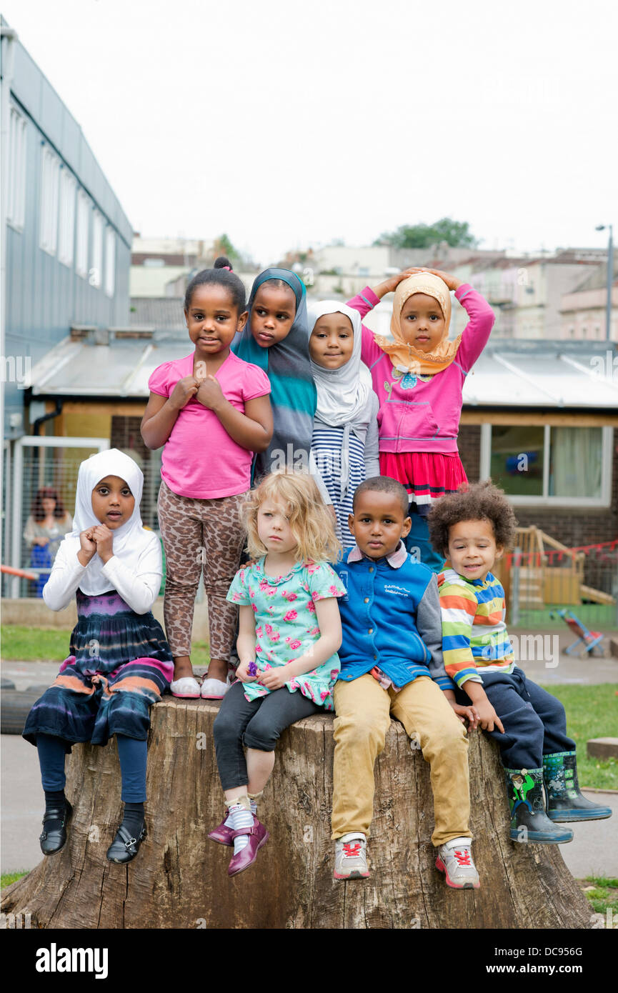 L'école maternelle Pauls et Children's Centre, Bristol UK - un groupe cosmopolite d'enfants dans l'aire de jeux. Banque D'Images