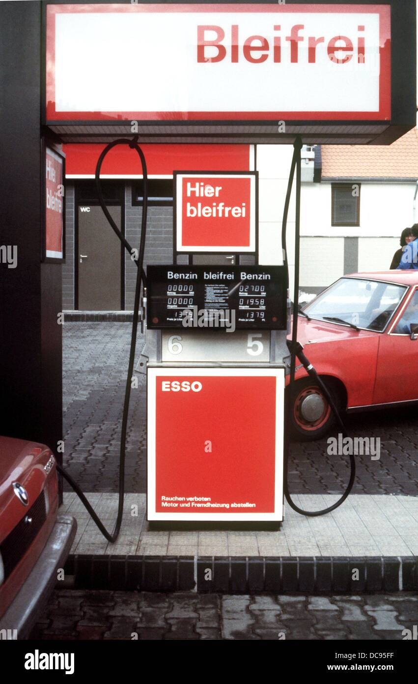 Une pompe à essence pour l'essence sans plomb à une station service à Bad Homburg vor der Höhe, photographié en janvier 1985. Banque D'Images
