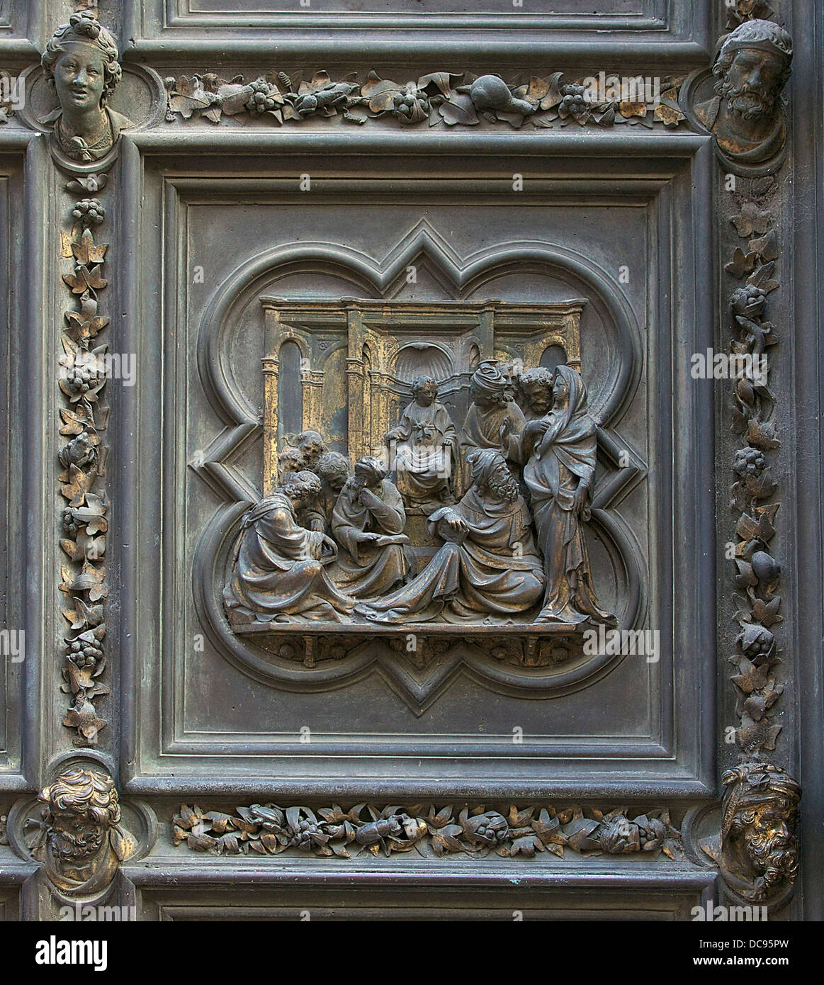 Jésus parmi les docteurs", plaque de bronze de la porte nord du baptistère de Florence, Italie. Banque D'Images