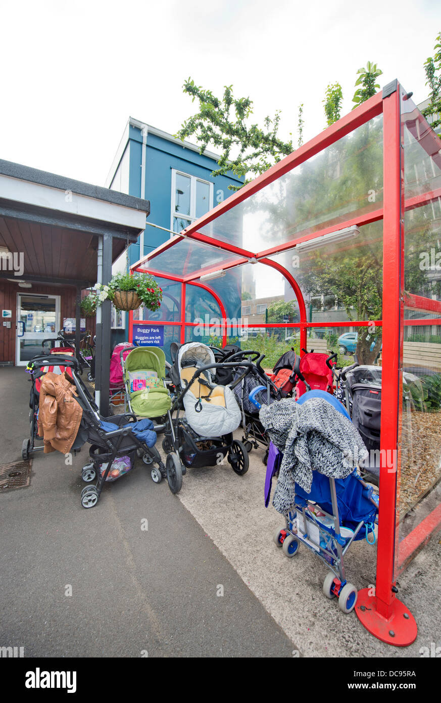 Un buggy park à St Pauls École maternelle et Children's Centre, Bristol UK Banque D'Images