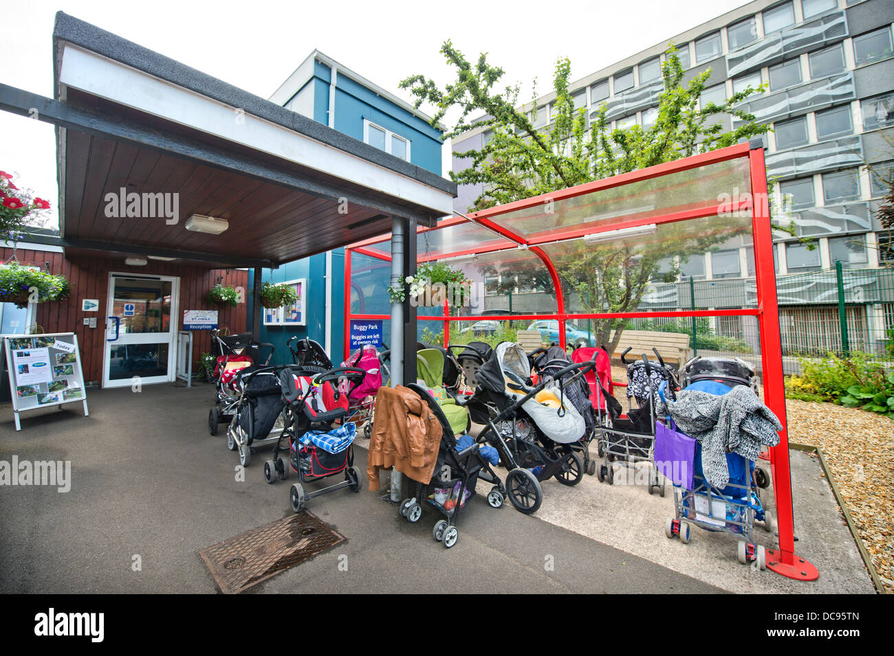 Un buggy park à St Pauls École maternelle et Children's Centre, Bristol UK Banque D'Images