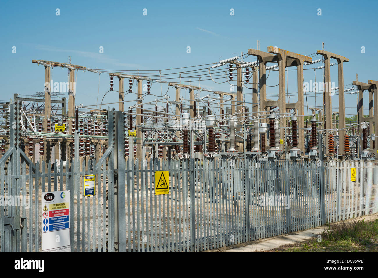 Poste électrique haute tension Bolney. Réseau d'électricité. Banque D'Images