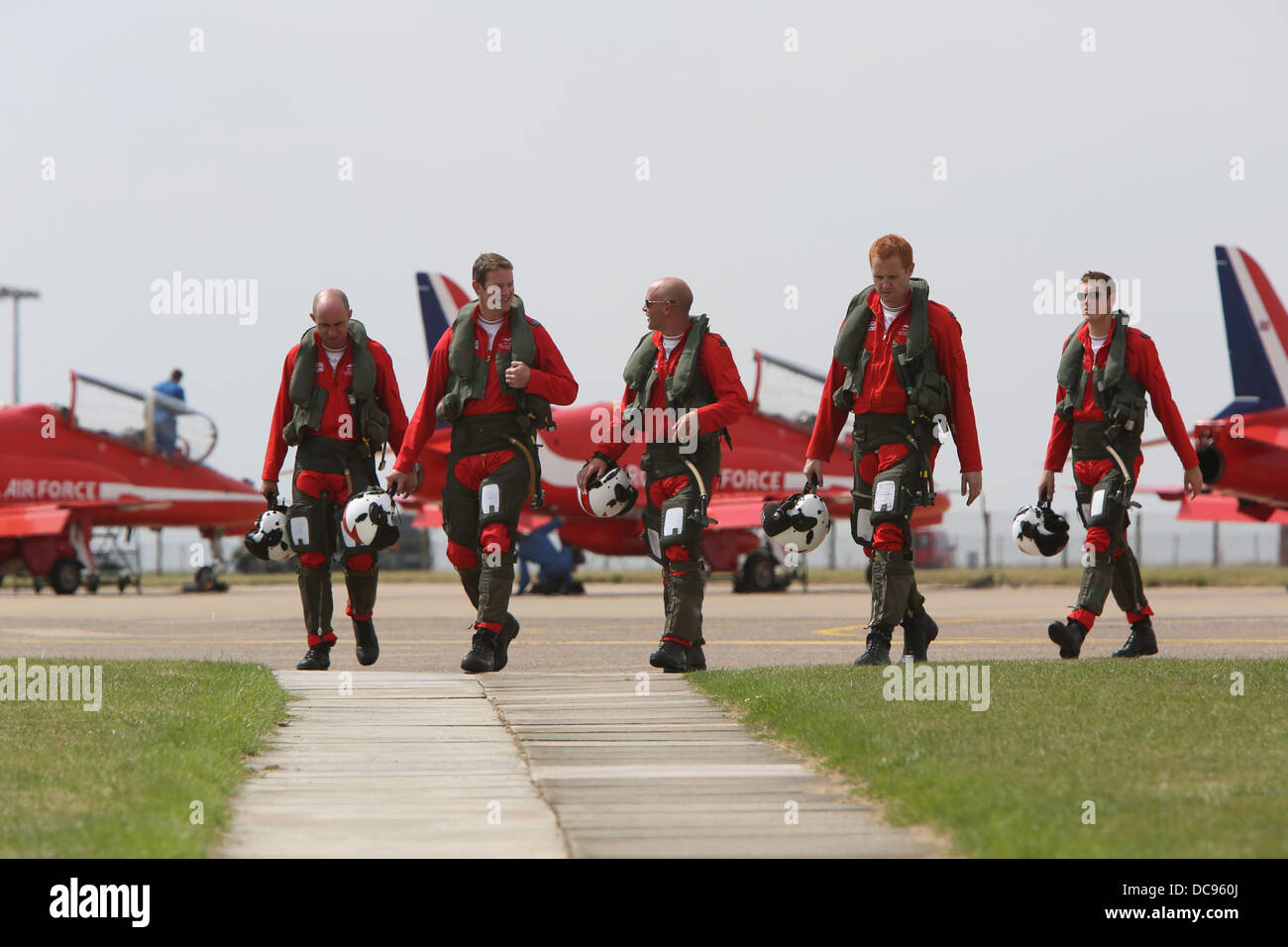 Les pilotes des flèches rouges retour à l'équipage prix après l'affichage. Banque D'Images