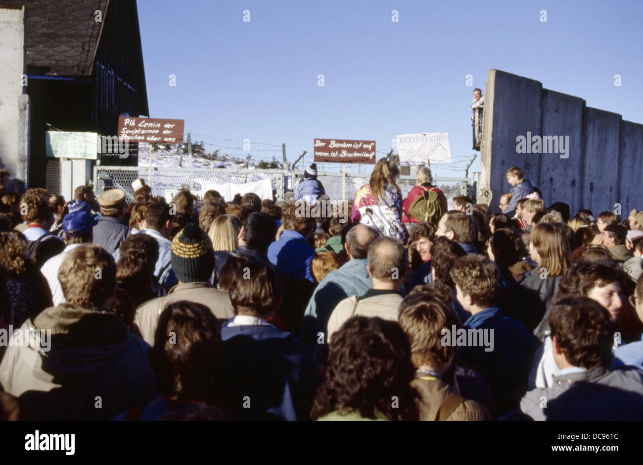 Le 3 décembre 1989 des centaines de manifestants sont debout à la barb-câblé gates sur les 1142 mètres de haut Brocken, la plus haute colline au centre de l'Allemagne. Au cours de la manifestation, les portes ont été ouvertes et les gens pouvaient marcher sur la colline librement pour la première fois après 28 ans. Photo : Hansjörg Hörseljau - Bloqué pour radiodiffusion télécopieur - dpa - Rapport Banque D'Images