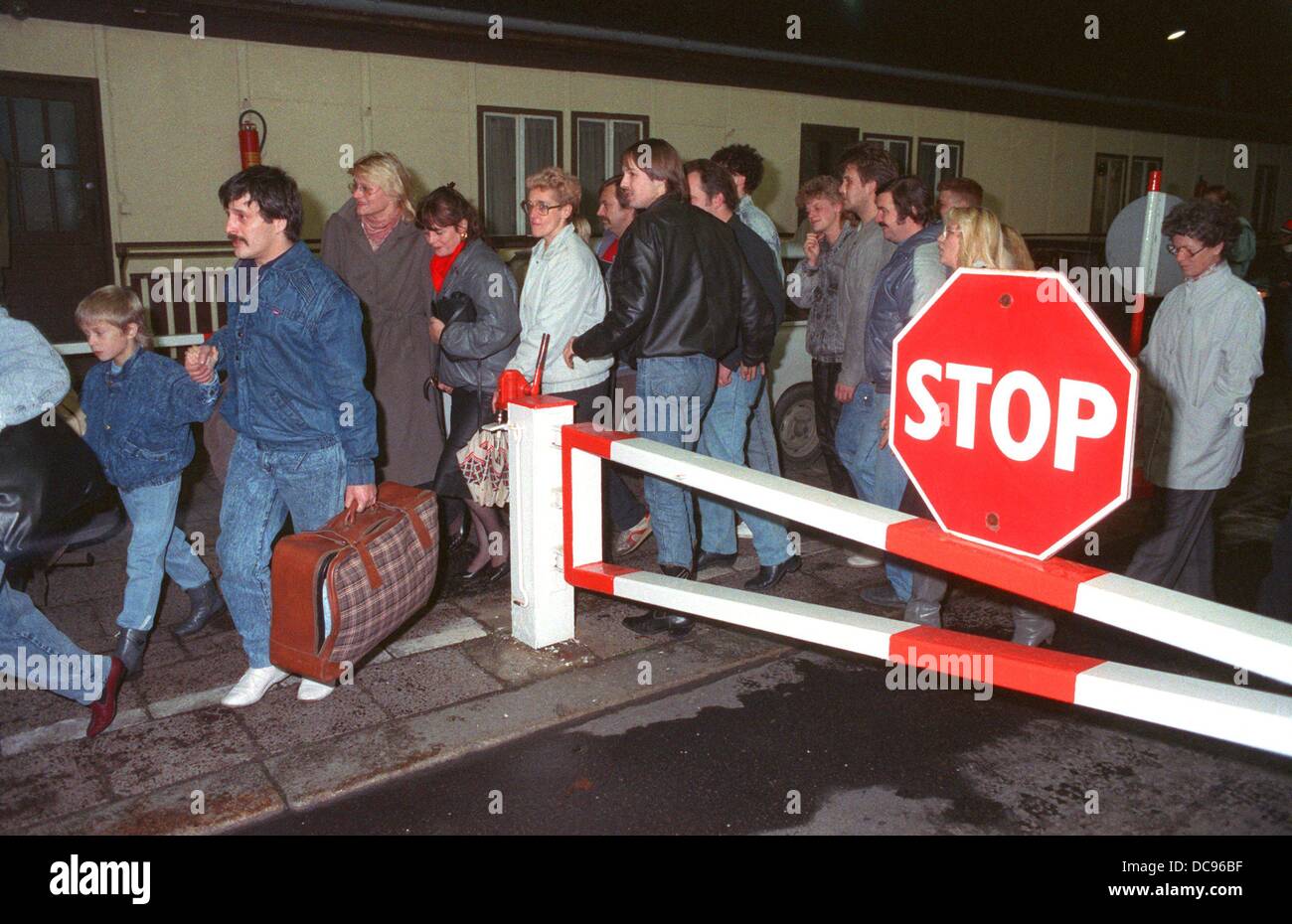 La foule des Berlinois de l'est adopter un point de franchissement de frontière en direction ouest pendant la nuit du 9 au 10 septembre, Berlin, 1989. Une nouvelle loi de voyage émis par le gouvernement de la RDA admis allemands de l'est de voyager à l'ouest de la même nuit. Banque D'Images