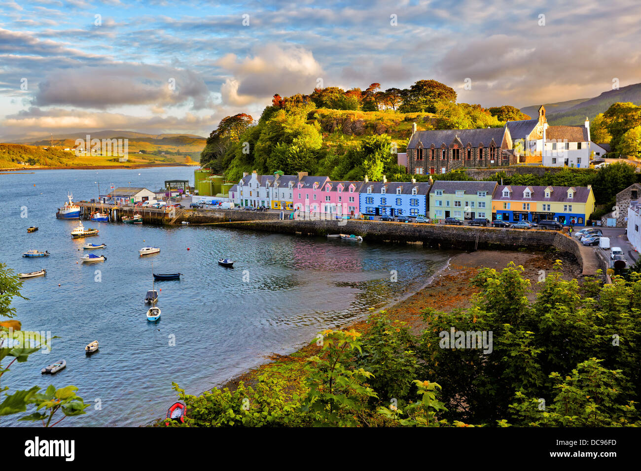 Vue sur le coucher du soleil avant de Portree, Isle of Skye, Scotland Banque D'Images